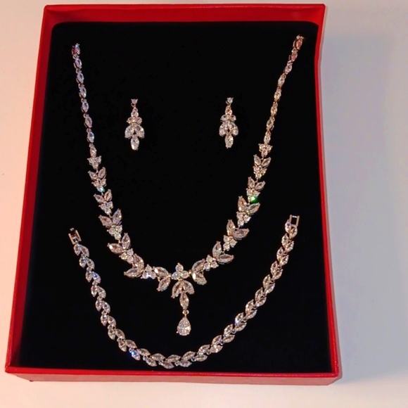 White silver necklace set with rhinestone - Picture 2 of 2